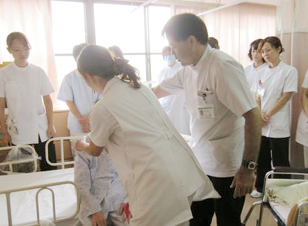 カンファレンス場面（看護師・介護士への伝達）